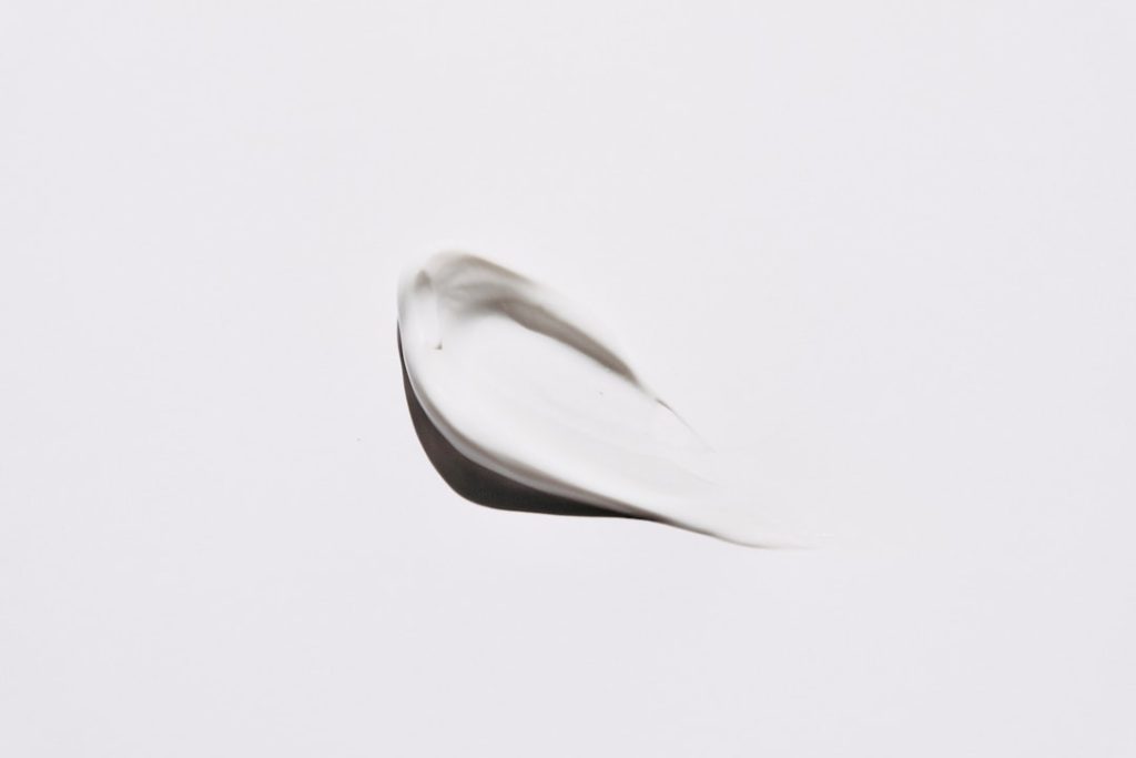 stainless-steel-spoon-on-white-surface-jiqtljzeh18